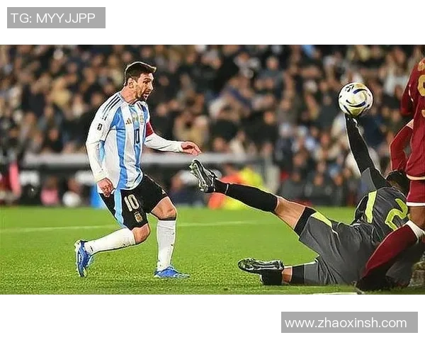 足球明星射门技巧揭秘:从梅西的弧线球到C罗的重炮射门解析